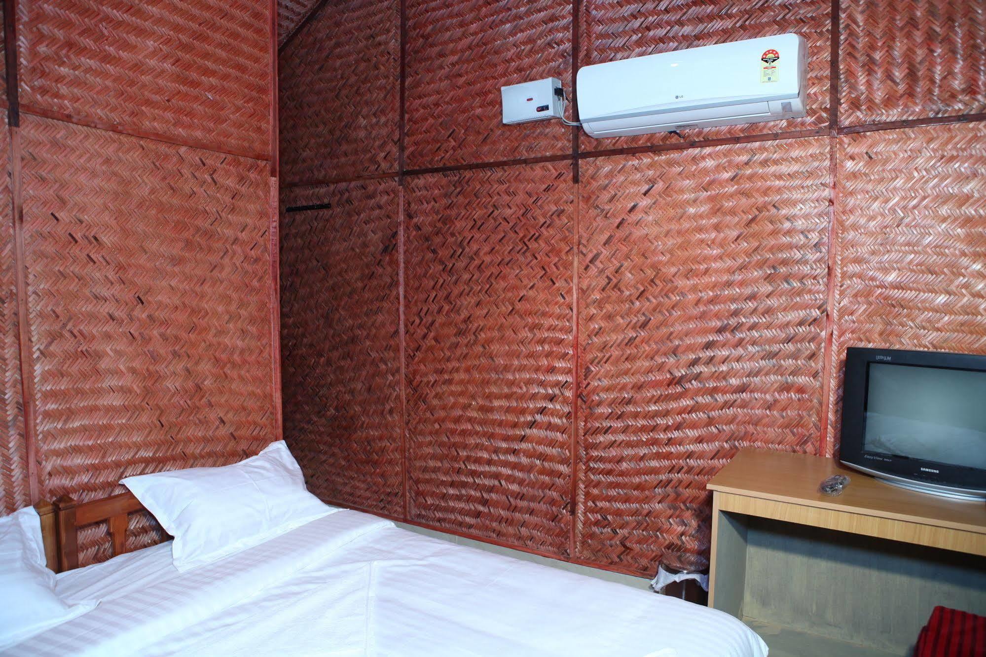 فاركَالا Savithri Inn Bamboo Cottages & Resorts المظهر الخارجي الصورة