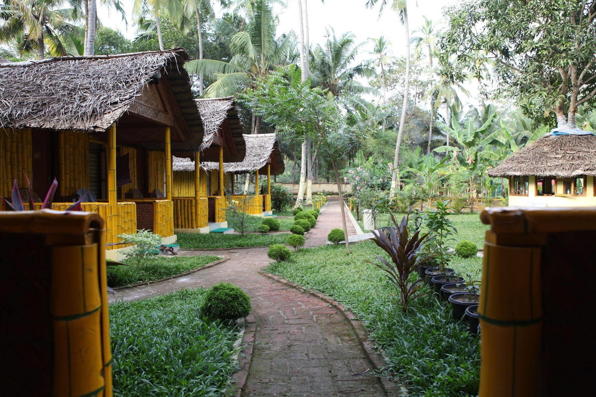 فاركَالا Savithri Inn Bamboo Cottages & Resorts المظهر الخارجي الصورة